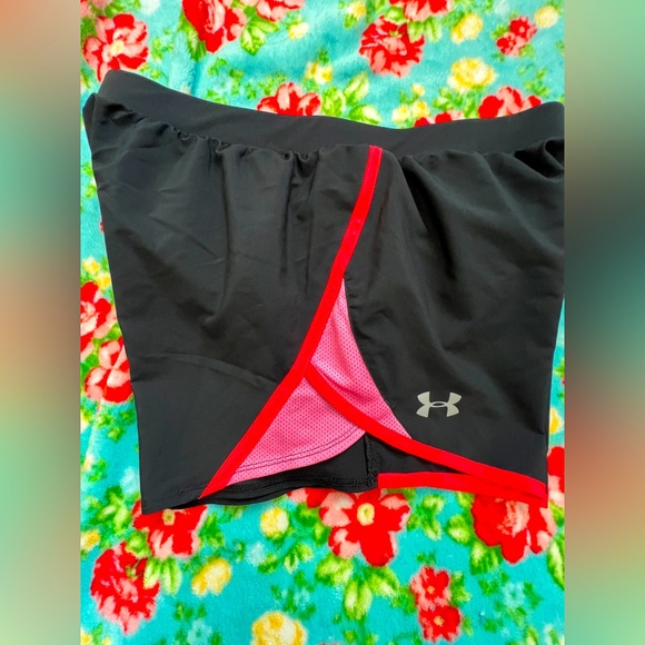 Under Armour Pants - LIKE NEW!!! Under Armour running shorts with liner, drawstring, & pocket💕🤩